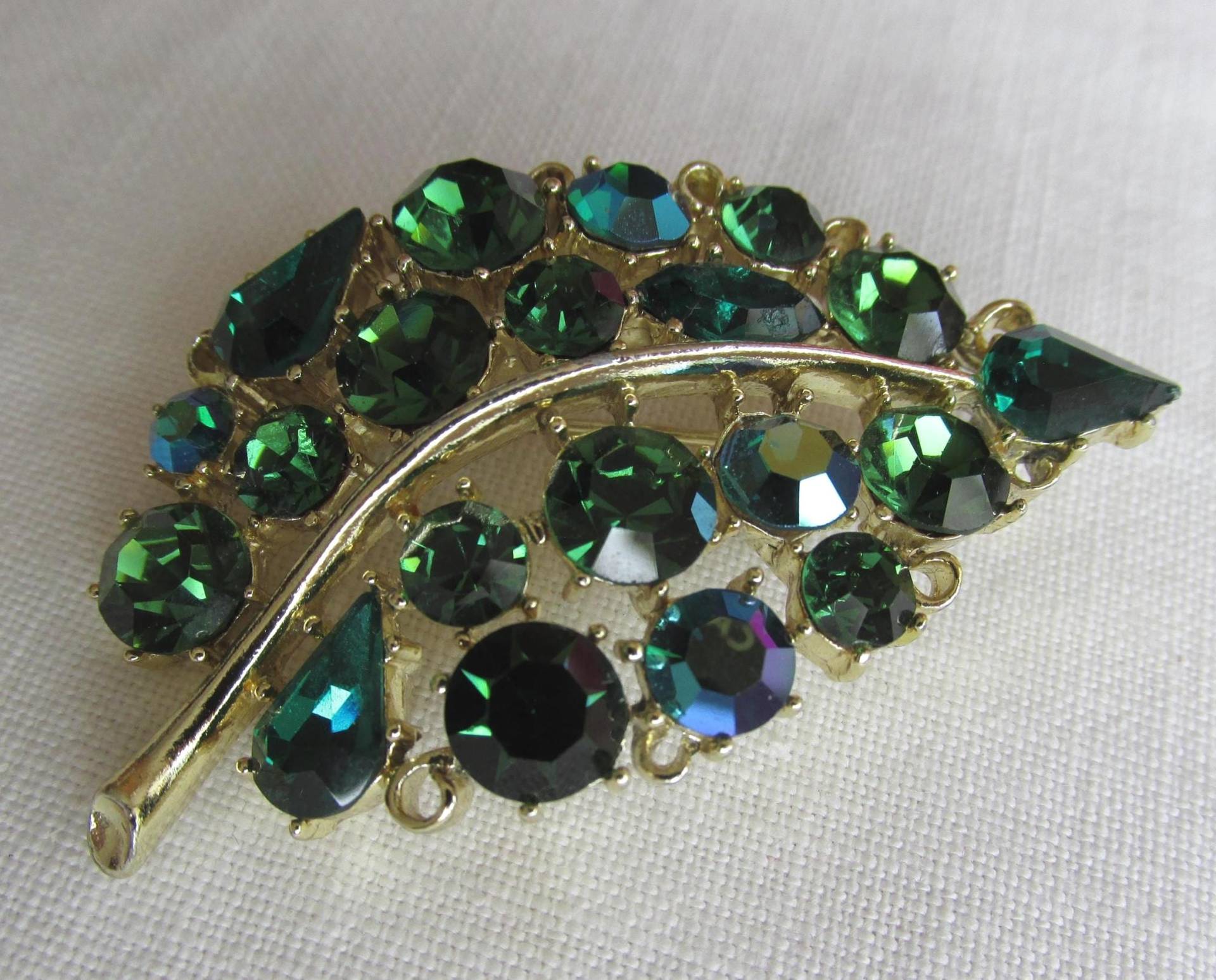 Vintage Lisner Blatt Brosche Grüne Aurora Borealis Strasssteine Vintage Lisner Blatt Brosche Grüne Aurora Borealis Strasssteine von TwoGoodEggs