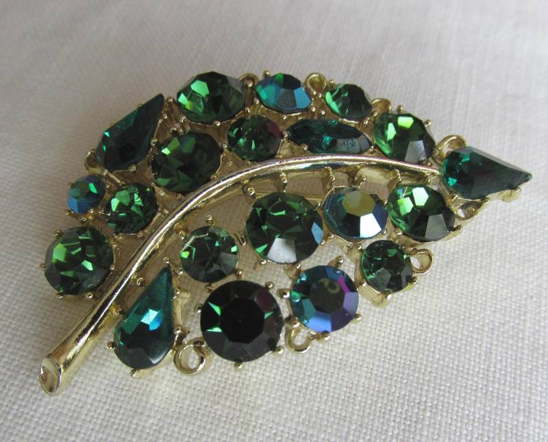 Vintage Lisner Blatt Brosche Grüne Aurora Borealis Strasssteine Vintage Lisner Blatt Brosche Grüne Aurora Borealis Strasssteine von TwoGoodEggs