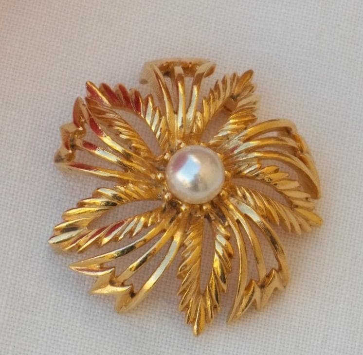 Vintage Lisner Gold Tone Brosche Mit Perle - Kostenloser Versand Vintage Lisner Gold Tone Brosche Mit Perle - Kostenloser Versand von TwoGoodEggs