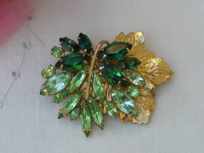 Vintage Napier Brosche Goldfarbenes Blatt Mit Grünen Strasssteinen Vintage Napier Brosche Goldfarbenes Blatt Mit Grünen Strasssteinen von TwoGoodEggs