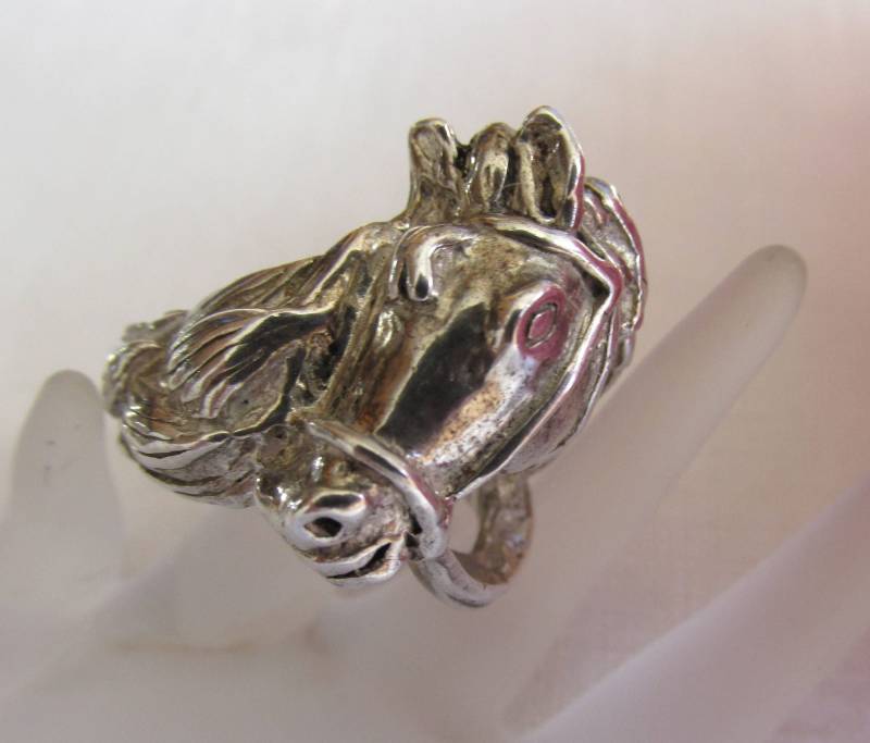 Vintage Sterling Silber Pferdekopf Ring - Größe 16 3/4 Vintage Sterling Silber Pferdekopf Ring - Größe 16 3/4 von TwoGoodEggs