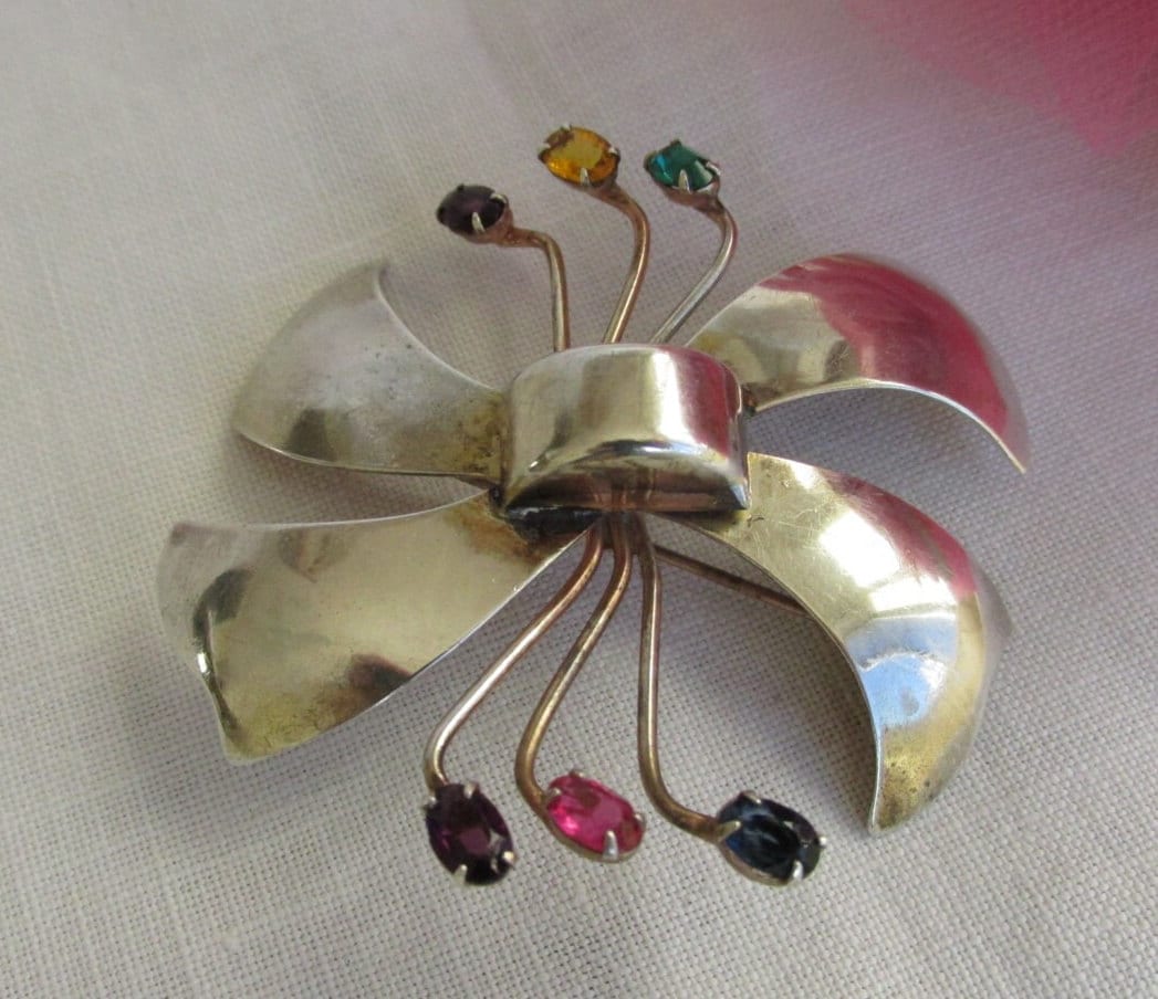 Vintage Sterling Silber Schleifen Brosche Bunt Strass Anstecknadel Vintage Sterling Silber Schleifen Brosche Bunt Strass Anstecknadel von TwoGoodEggs