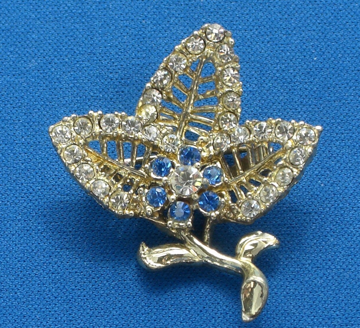 Vintage Strass Blatt Brosche Blaue Blume, Gold-Ton Vintage Strass Blatt Brosche Blaue Blume, Gold-Ton von TwoGoodEggs