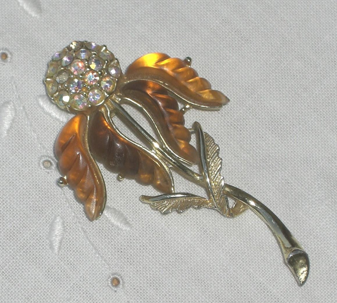 Vintage Strass Blumen Brosche Satin Glas Blätter, Gold Ton Vintage Strass Blumen Brosche Satin Glas Blätter, Gold Ton von TwoGoodEggs