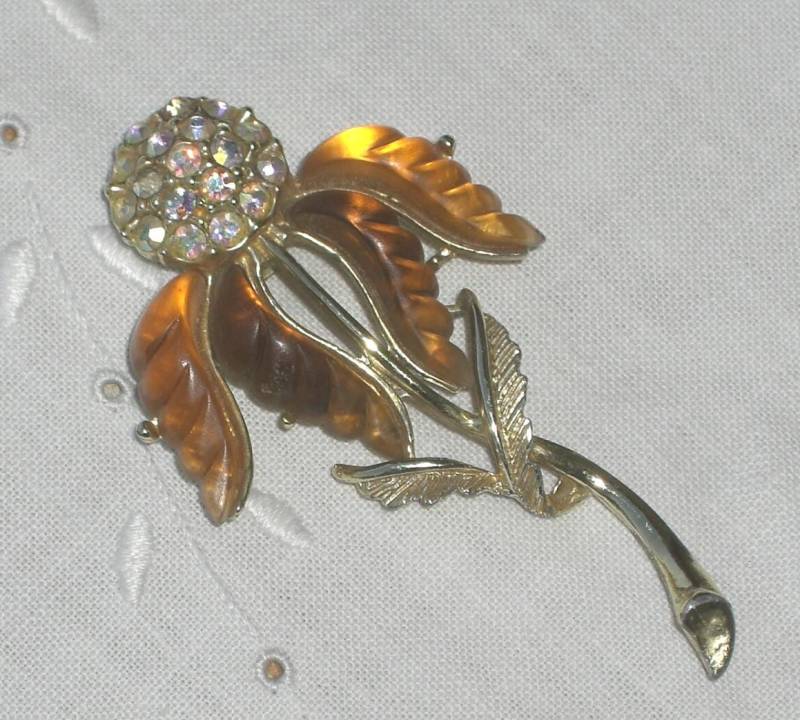 Vintage Strass Blumen Brosche Satin Glas Blätter, Gold Ton von TwoGoodEggs