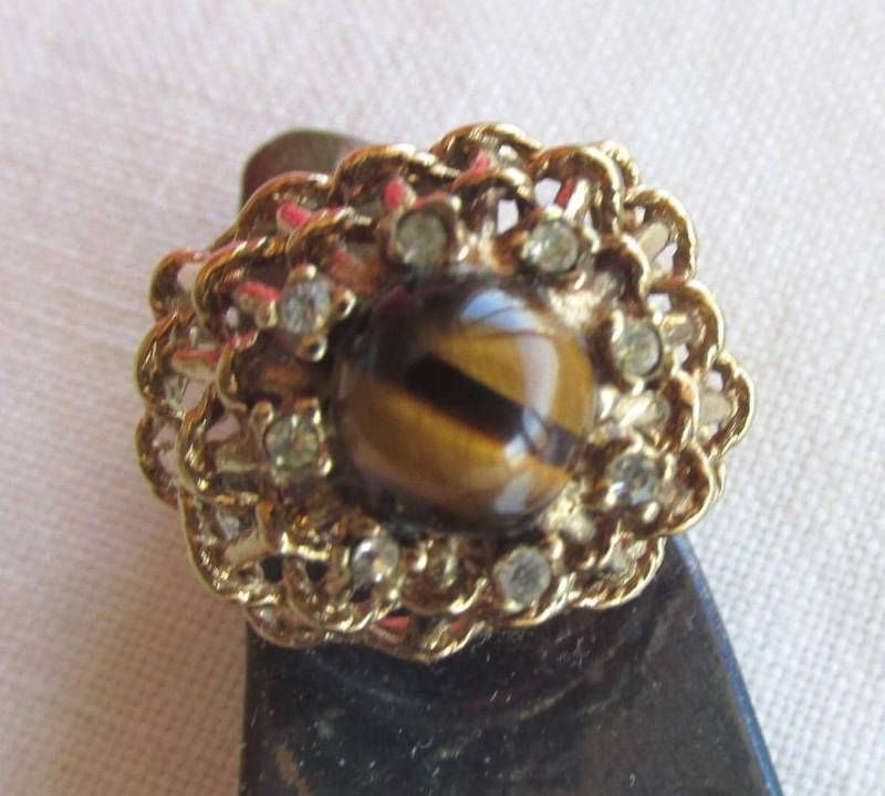 Vintage Tigerauge Ring 18Kt Hge Gold Galvanisiert, Größe 5 1/4 Vintage Tigerauge Ring 18Kt Hge Gold Galvanisiert, Größe 5 1/4 von TwoGoodEggs