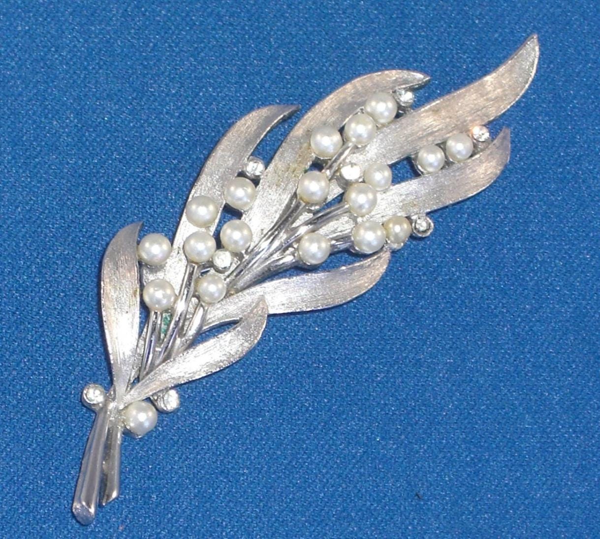 Vintage Trifari Blatt Brosche Kunstperle Strass Silber Ton Vintage Trifari Blatt Brosche Kunstperle Strass Silber Ton von TwoGoodEggs
