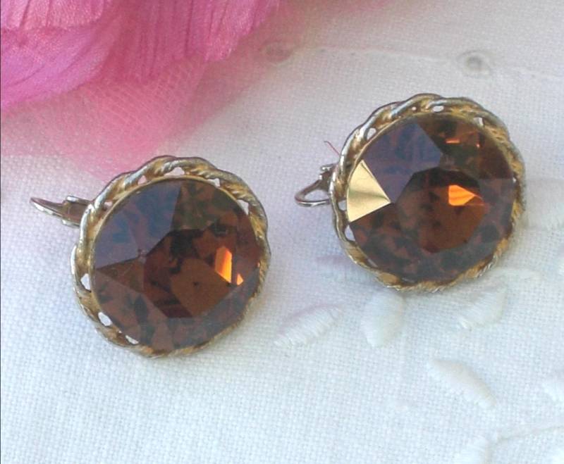 Vintage Vogue Topaz Ohrclips Goldfarben, Facettiertes Glas Vintage Vogue Topaz Ohrclips Goldfarben, Facettiertes Glas von TwoGoodEggs