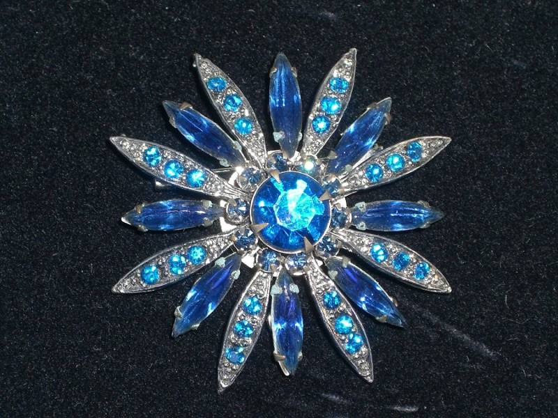 strass Brosche - Saphir Blau Für "Something Blue" Vintage Versandkostenfrei." strass Brosche - Saphir Blau Für "Something Blue" Vintage Versandkostenfrei." von TwoGoodEggs