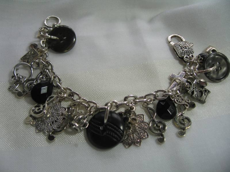 Vintage Upcycled Schmuck Bettelarmband in Schwarz Und Silber Tönen von TwoHarts