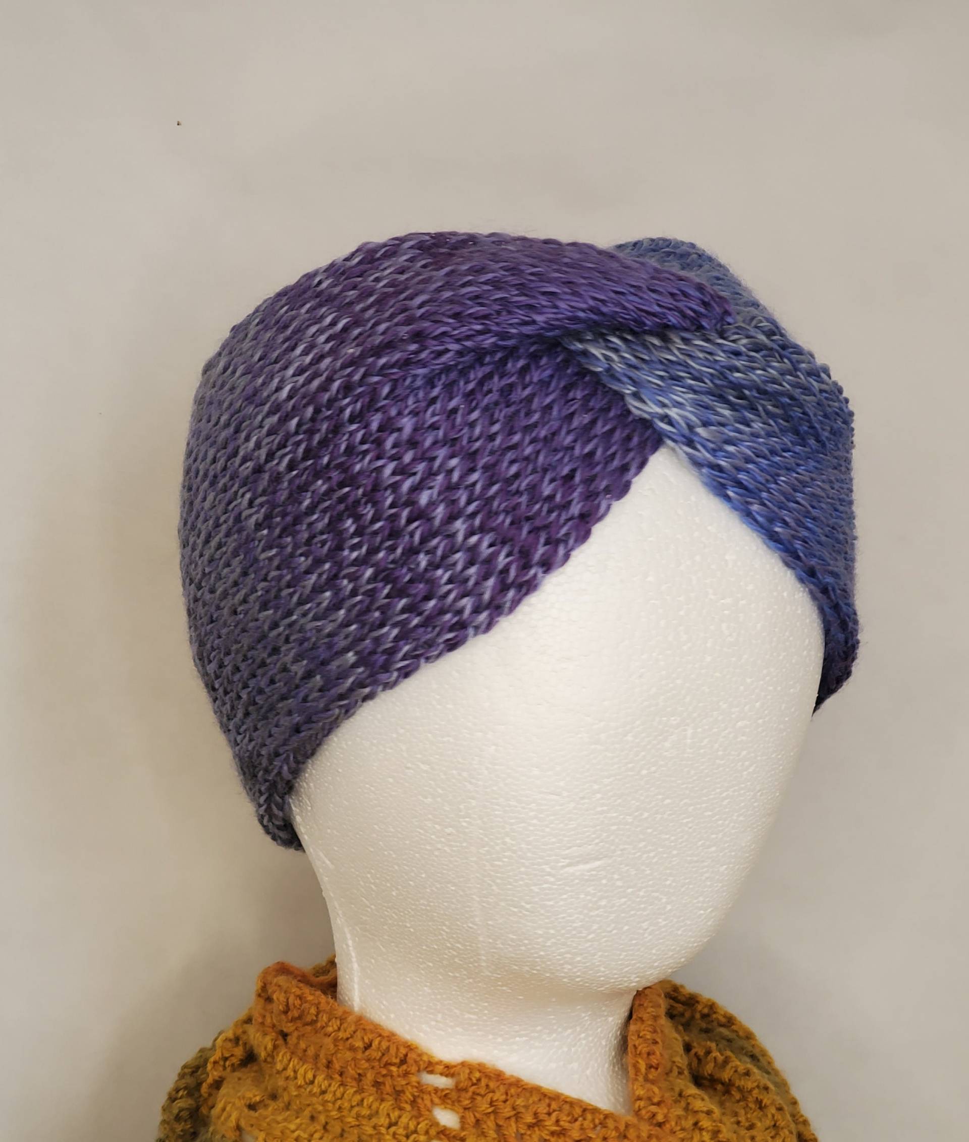 Twist Stirnband, Gemütlicher Strick Ohrwärmer Turban in Garn Bee Caterina Distel, Farben Lila, Blau Und Grau, Seidig Glänzend von TwoKidsKnits