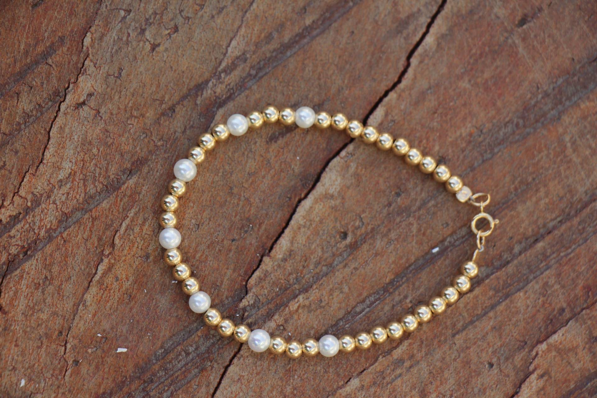 14K Gold Filled Perlenarmband Zierlicher Perlenschmuck Beim Stapeln von TwoLiliesDesigns
