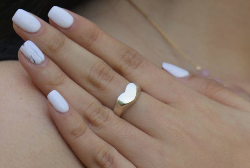 Frauen Herz Ring, Handgemachter Geschnitzter Silber Entzückender Siegel Schmuck, Moderne Boho Statement Ring von TwoLiliesDesigns