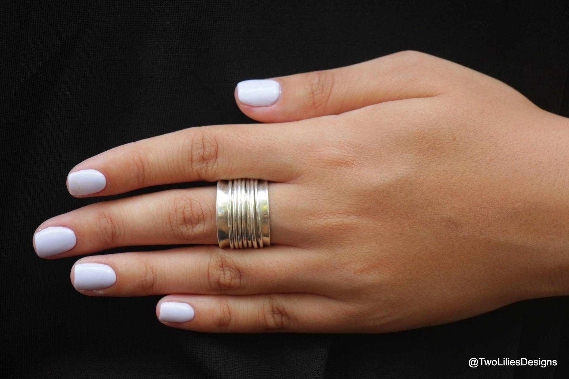 Spinner Ring, Breiter Dicker Silber Meditation 7 Angst Spinning Ringe, Beweglicher Fidget Breit Band Frauen Statement Ring von TwoLiliesDesigns