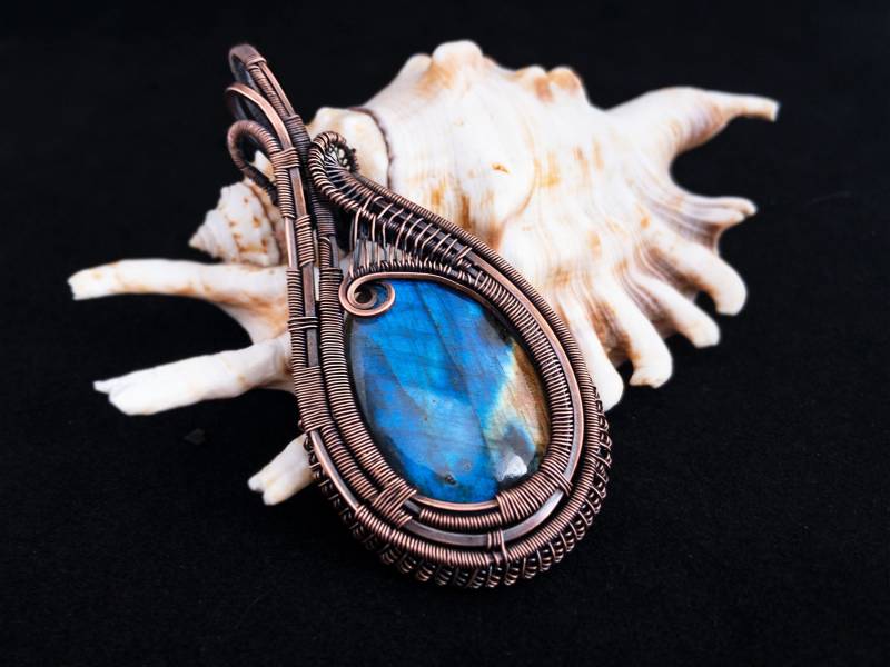 Blaue Labradorit-Halskette Mit Berauschendem Talisman-Anhänger, Kupferdraht Umwickelter Labradorit, Handgefertigte von TwoLooseWires