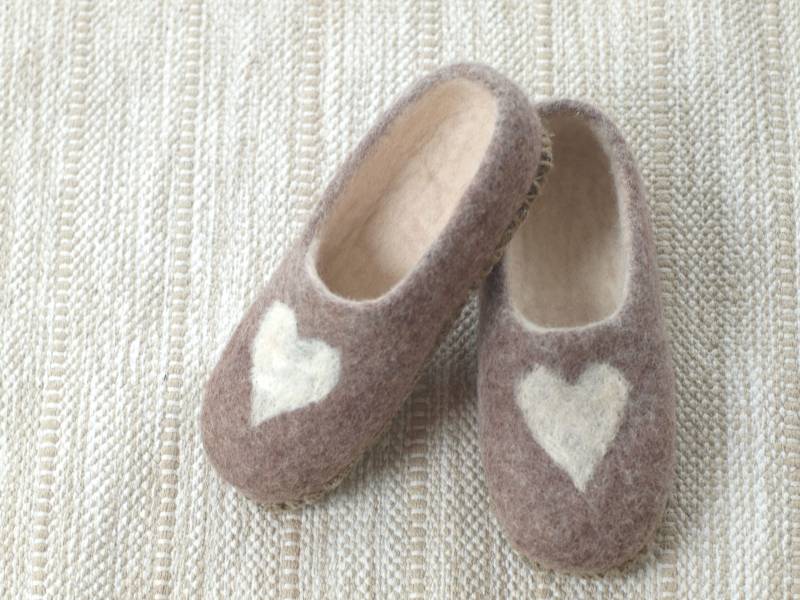 Handgefertigte Hausschuhe Aus Merinowolle Natürliche Gefilzte Mit Latexsohle von TwoLovingSheep