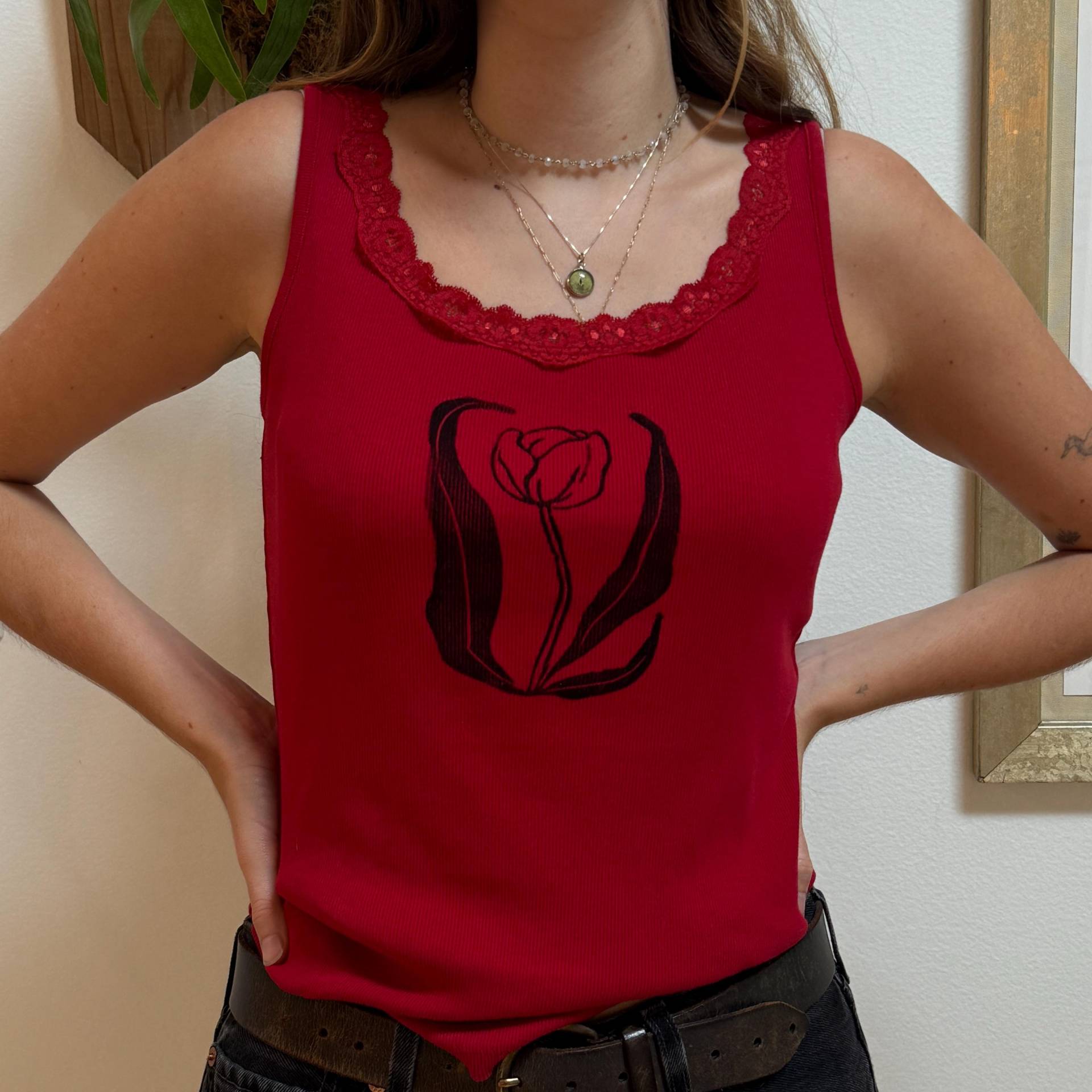 Block-Bedruckte Rote Tulpe Tank von TwoOaksDesignLA