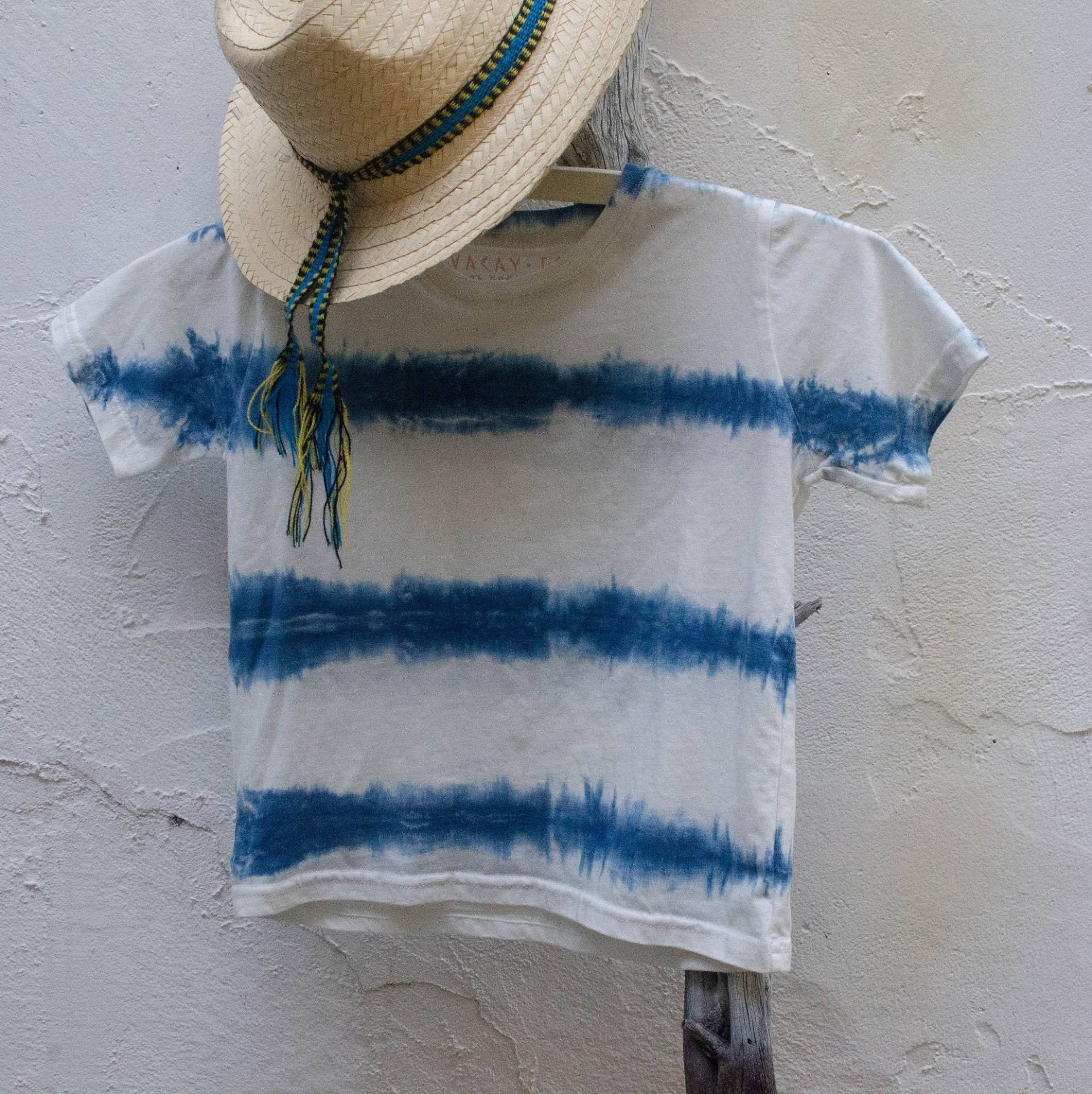 Indigo Streifen T-Shirt Für Kleinkinder - 2T Handgefärbtes Shibori-T-Shirt Indigo Streifen T-Shirt Für Kleinkinder - 2T Handgefärbtes Shibori-T-Shirt von TwoOnesLA