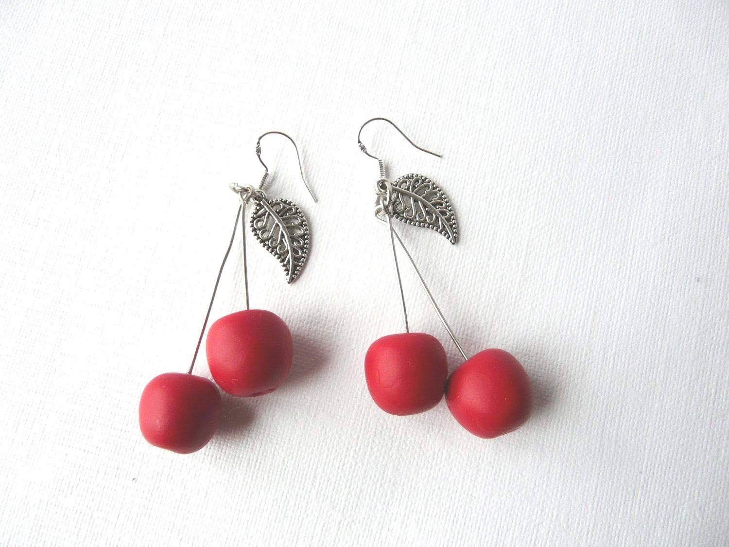 Kirsche Ohrringe, Polymer Clay Obst Ohrringe Blatt Charme, Süße Rote Handgemachter Kawaii Schmuck, Sommer Kirsche Ohrringe, Polymer Clay Obst Ohrringe Blatt Charme, Süße Rote Handgemachter Kawaii Schmuck, Sommer von TwoOwlsAndACat