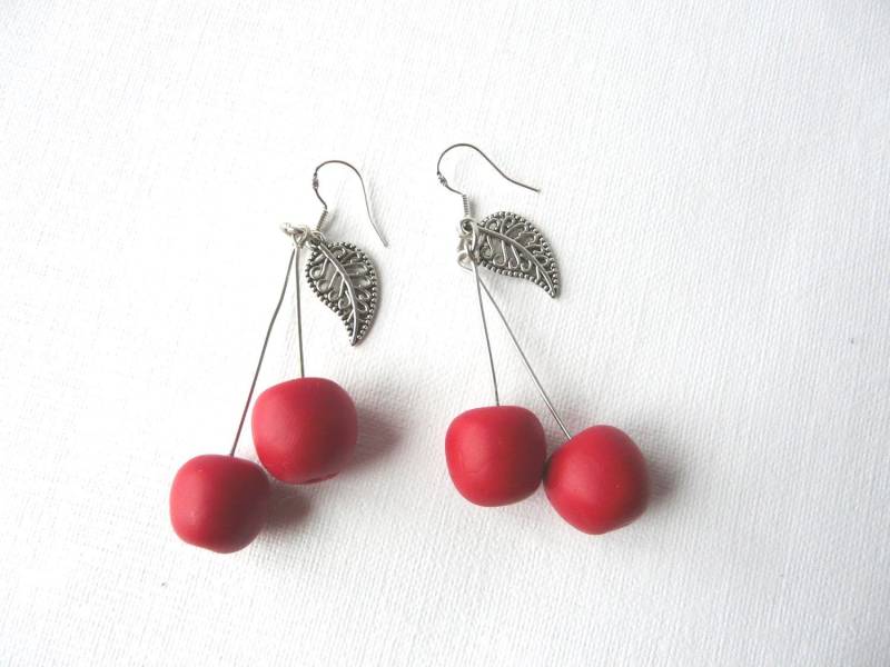 Kirsche Ohrringe, Polymer Clay Obst Ohrringe Blatt Charme, Süße Rote Handgemachter Kawaii Schmuck, Sommer Kirsche Ohrringe, Polymer Clay Obst Ohrringe Blatt Charme, Süße Rote Handgemachter Kawaii Schmuck, Sommer von TwoOwlsAndACat