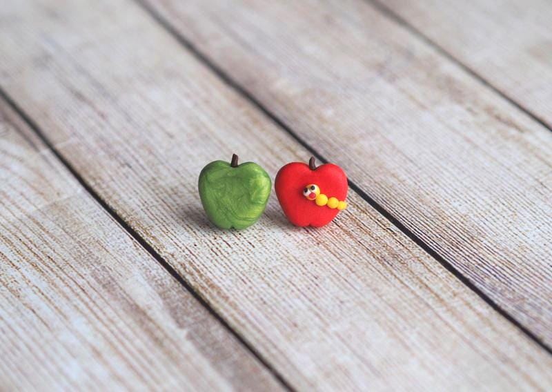 Mismatched Apfelohrringe, Geschenk Für Lehrer, Handgemachte Ton Obst Ohrstecker, Roter Apfel Wurm Grüner Niedlicher Schmuck Zum Schulanfang Mismatched Apfelohrringe, Geschenk Für Lehrer, Handgemachte Ton Obst Ohrstecker, Roter Apfel Wurm Grüner Niedlicher Schmuck Zum Schulanfang von TwoOwlsAndACat