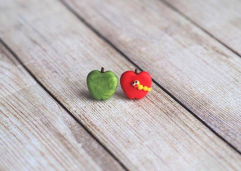 Mismatched Apfelohrringe, Geschenk Für Lehrer, Handgemachte Ton Obst Ohrstecker, Roter Apfel Wurm Grüner Niedlicher Schmuck Zum Schulanfang Mismatched Apfelohrringe, Geschenk Für Lehrer, Handgemachte Ton Obst Ohrstecker, Roter Apfel Wurm Grüner Niedlicher Schmuck Zum Schulanfang von TwoOwlsAndACat