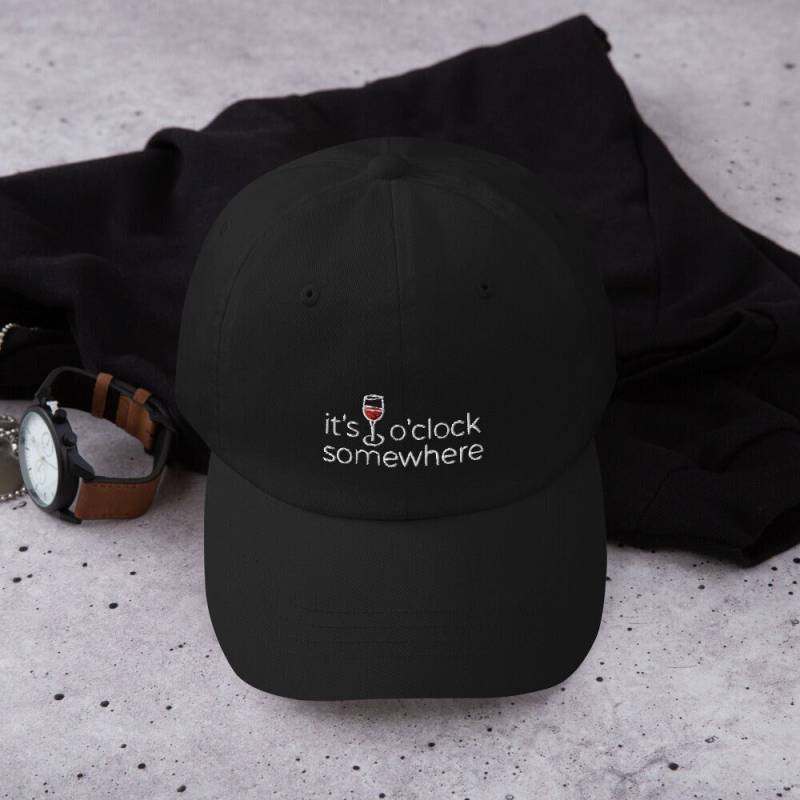 It's Wine O'clock Somewhere Dad Hat, Its Five Oclock Cap, Party Time Baseball Weinglas Bestickte Kappe von TwoPandasHome