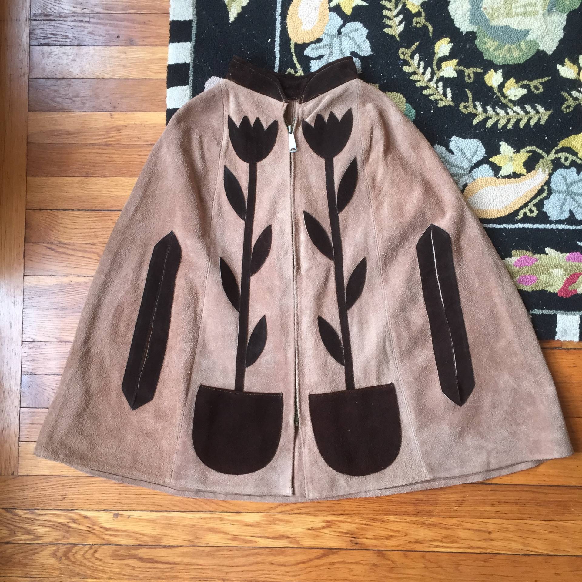 1960Er Jahre Zwei Ton Braun Wildleder Leder Blumen Cape 1960Er Jahre Zwei Ton Braun Wildleder Leder Blumen Cape von TwoPeachTreesVintage