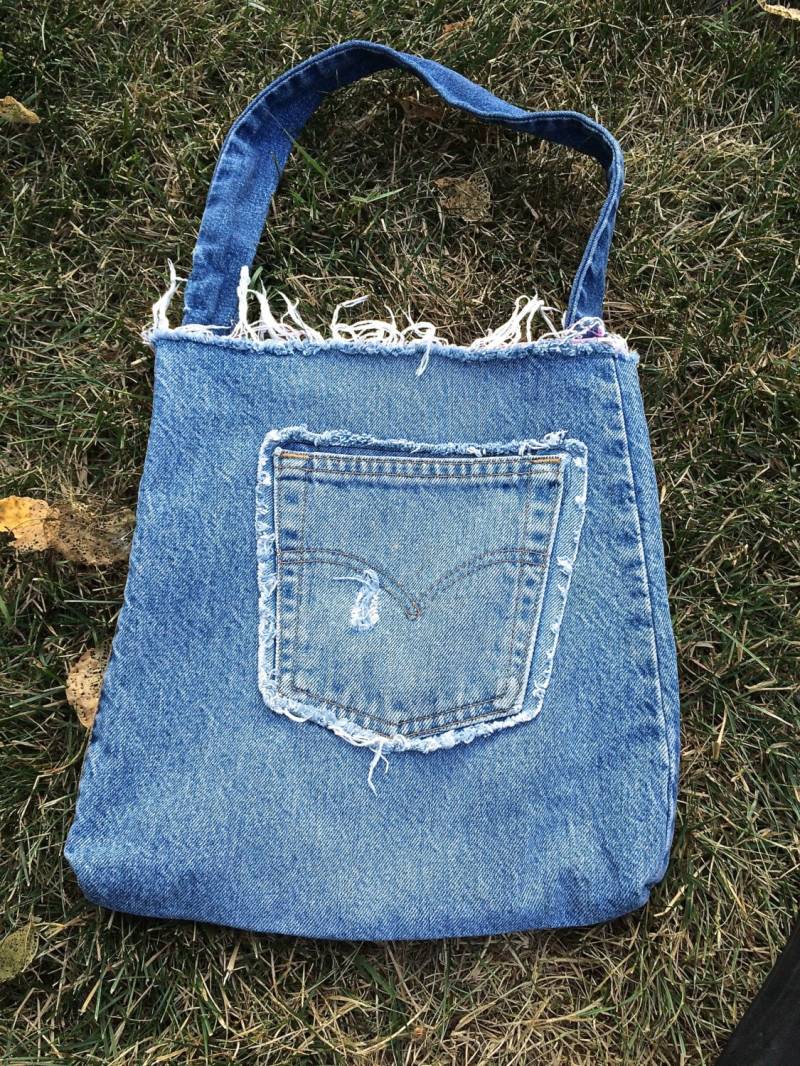 Upcycled Levi's Jeans-Büchertasche Wendetasche Vintage Upcycled Levi's Jeans-Büchertasche Wendetasche Vintage von TwoSwansSwimming