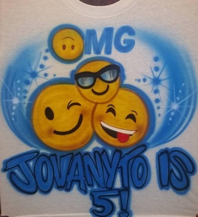 Personalisiertes Airbrush Silly Emoji Shirt Mit Name Und Nummer | Größe 2T - Erwachsene 5xl von TyGaAirbrush