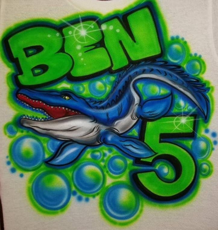 Personalisiertes Benutzerdefiniertes Airbrushed Mosasaurus Dinosaurier Geburtstags-Shirt | Größe 6Mos - Erwachsene 5xl Personalisiertes Benutzerdefiniertes Airbrushed Mosasaurus Dinosaurier Geburtstags-Shirt | Größe 6Mos - Erwachsene 5xl von TyGaAirbrush