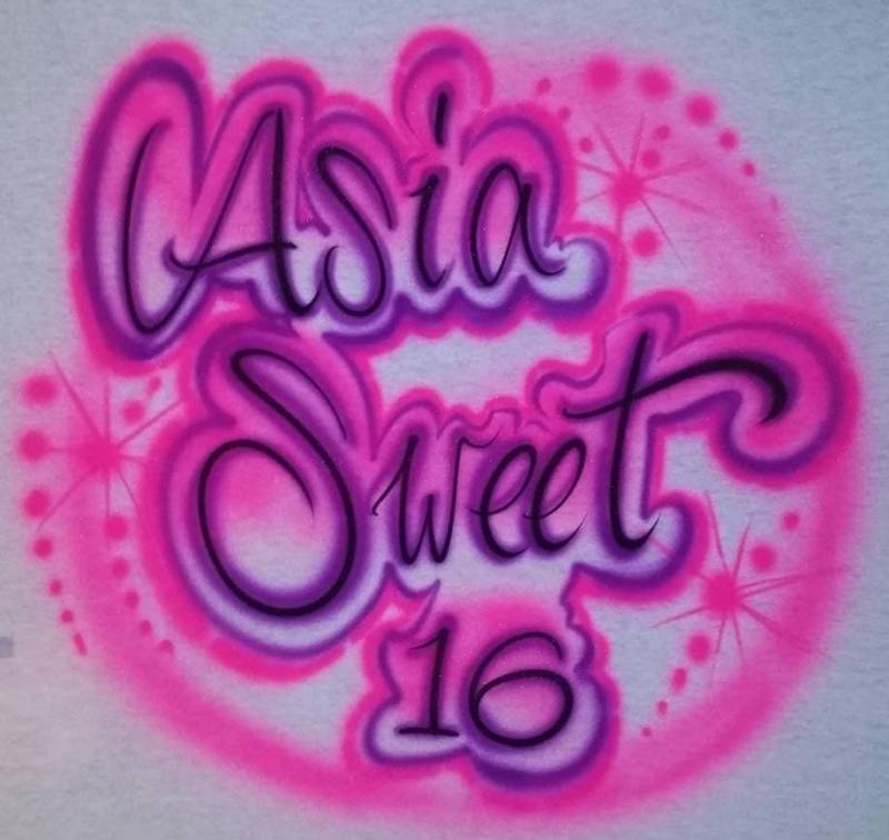 Personalisiertes Benutzerdefiniertes Airbrushed Sweet 16-Shirt | Größe 2T - Erwachsene 5xl Personalisiertes Benutzerdefiniertes Airbrushed Sweet 16-Shirt | Größe 2T - Erwachsene 5xl von TyGaAirbrush