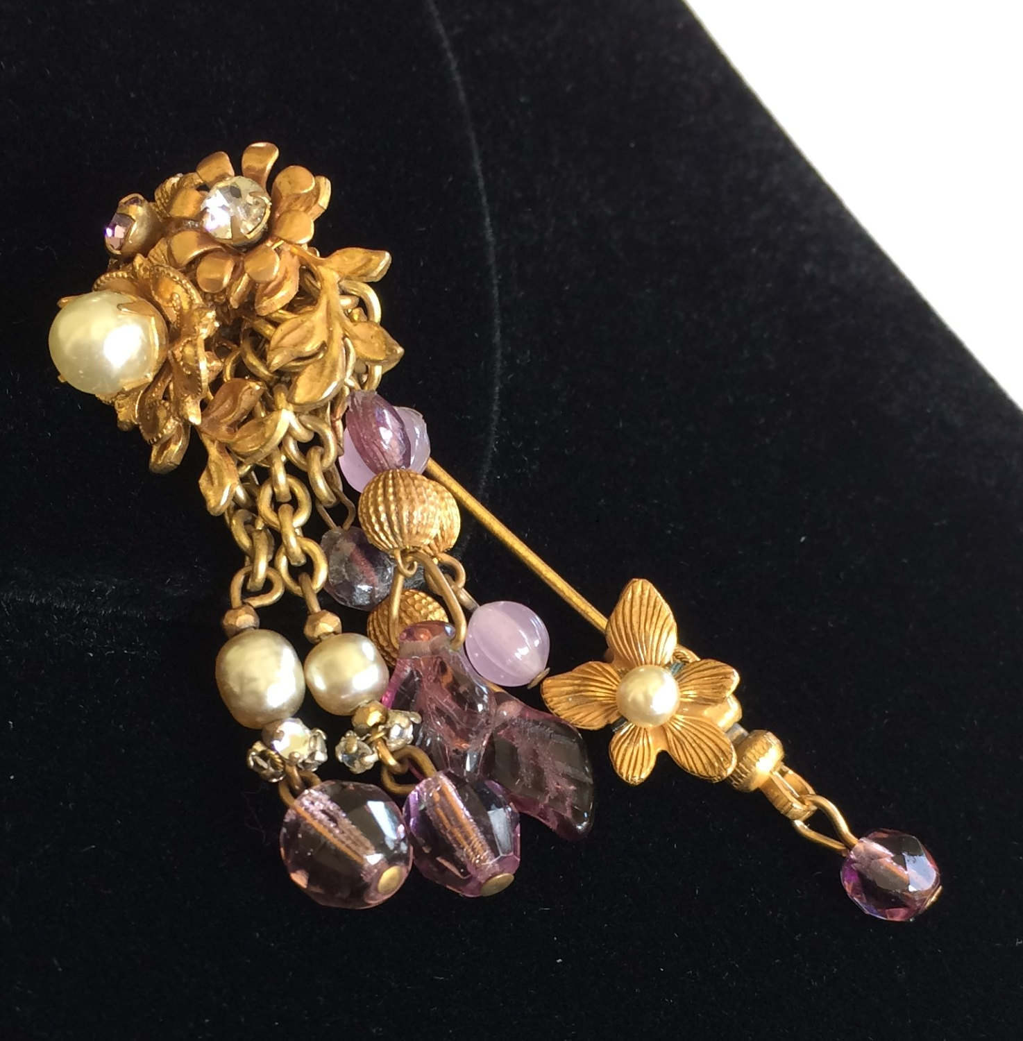 Entrancing Vintage Miriam Haskell Stick Pin ~Vergoldet Filigran/Barock Perlen/Amethyst Glasperlen/Strass~Signiert von TyTimelessSparkles