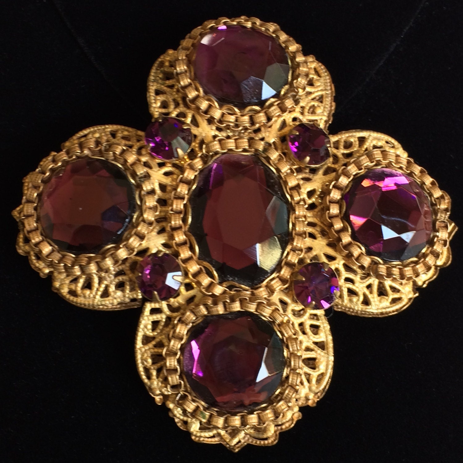 Große Vintage Miriam Haskell Brosche Pin, Amethyst Lila Strass/Gold Ton Filigran, Signiert von TyTimelessSparkles