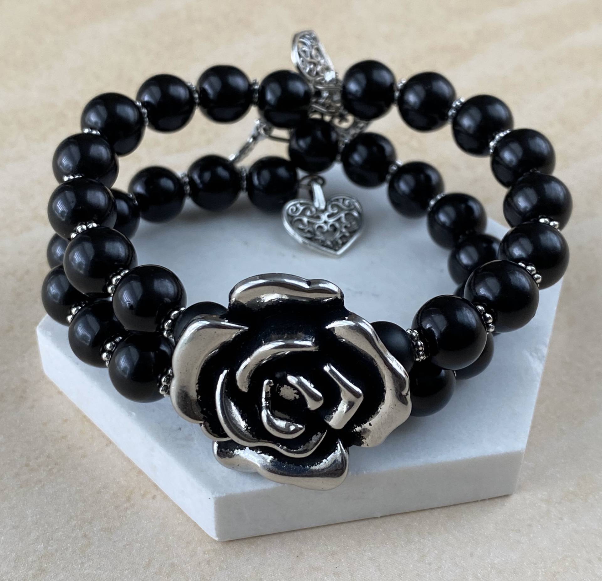 Schwarze Glasperlen Memory Wire Armband Silber Blumenakzent Schwarze Glasperlen Memory Wire Armband Silber Blumenakzent von TysonsCraftSpot