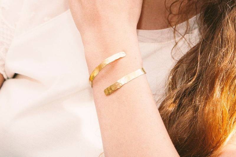 Gehämmertes Gold Messing Armreif Boho Armreif Verstellbar von TzufitMoshel