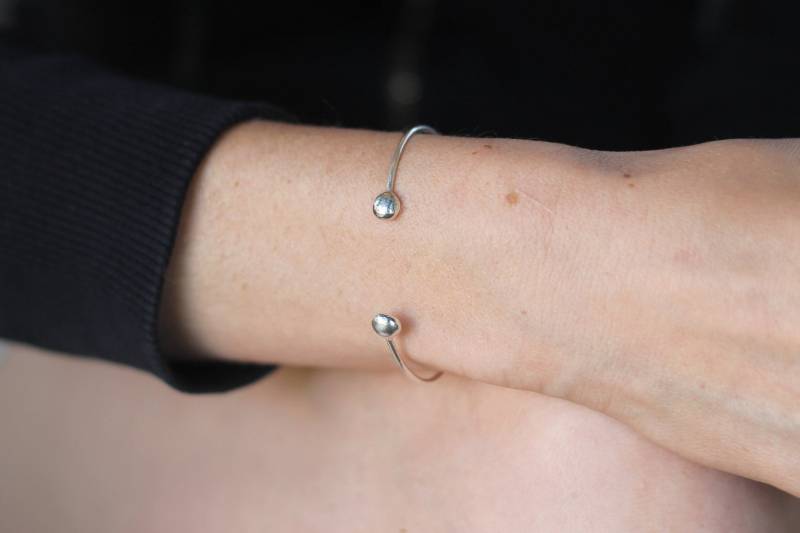 Handgefertigter Armreif Aus Sterlingsilber von TzufitMoshel