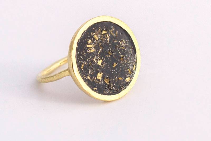 Handgefertigter Gold Emaille Ring Boho Messing Schmuck von TzufitMoshel