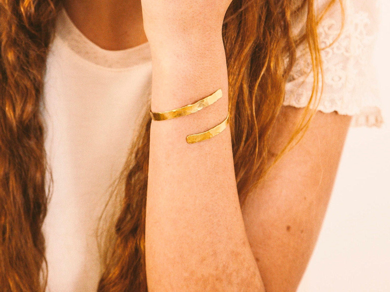 Handgemachter Gehämmerter Goldmessing Armreif Verstellbares Boho Armband von TzufitMoshel