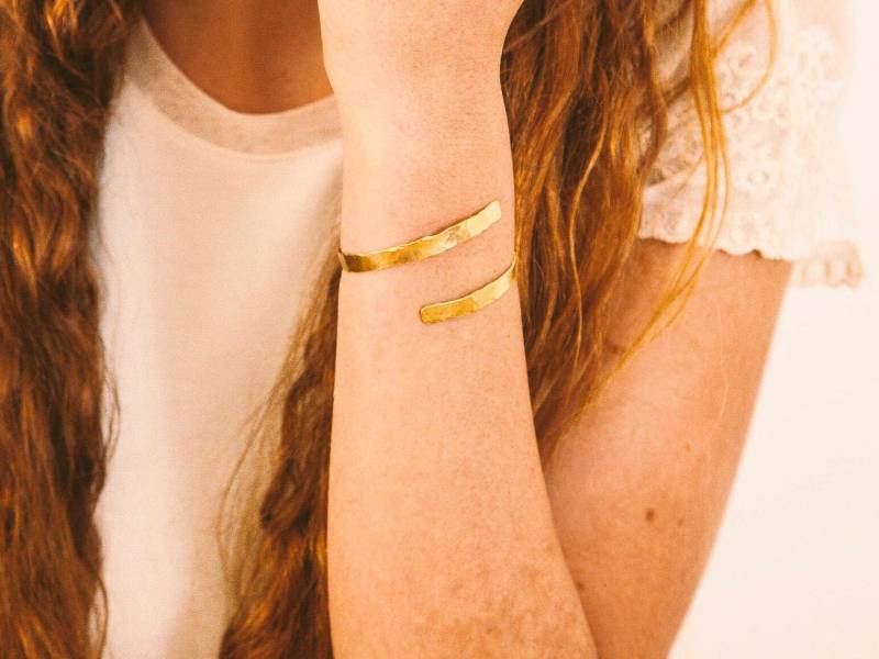 Handgemachter Gehämmerter Goldmessing Armreif Verstellbares Boho Armband von TzufitMoshel