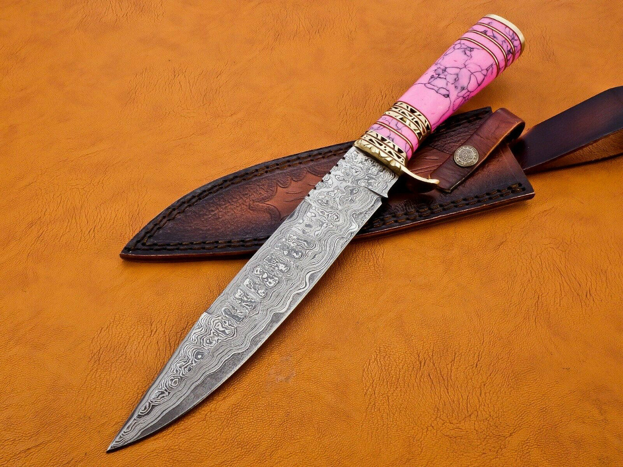 Wunderschönes Handgemachtes Damast Stahl Jagd Bowie Messer Mit Rosa Stein & Messing Griff von UADAMASCUS