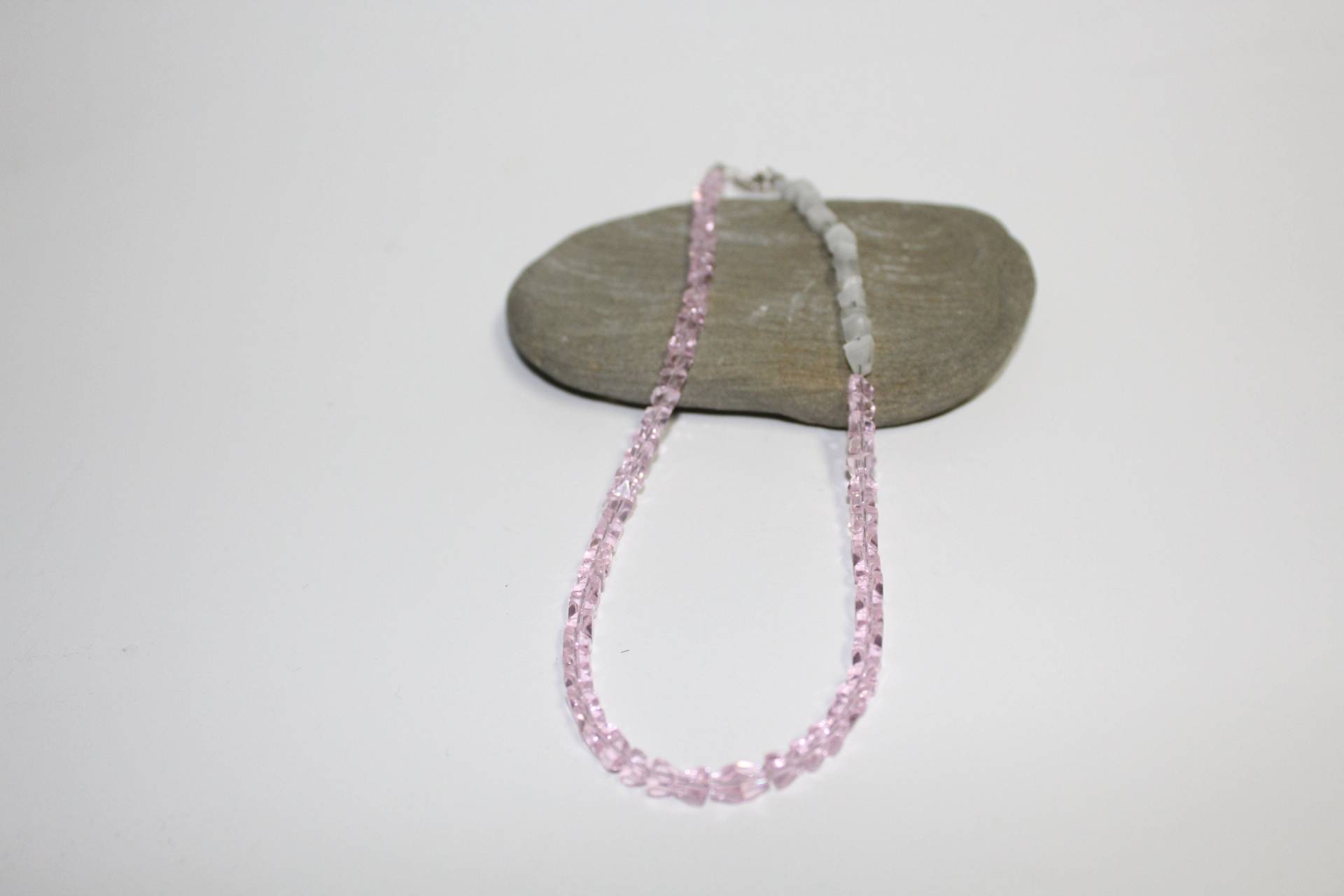 Rosa Kristallhalskette Rosa Kristallhalskette von UAreUniqueJewellery