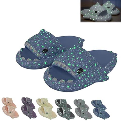 UERSUR Galaxy Shark Slides leuchten im Dunkeln,Shark Slippers Hai Hausschuhe Damen Herren Sommer non-slip and soft (Blau, Erwachsene, Damen, 42, Numerisch (von/bis), EU Schuhgrößensystem, 43, M) von UERSUR