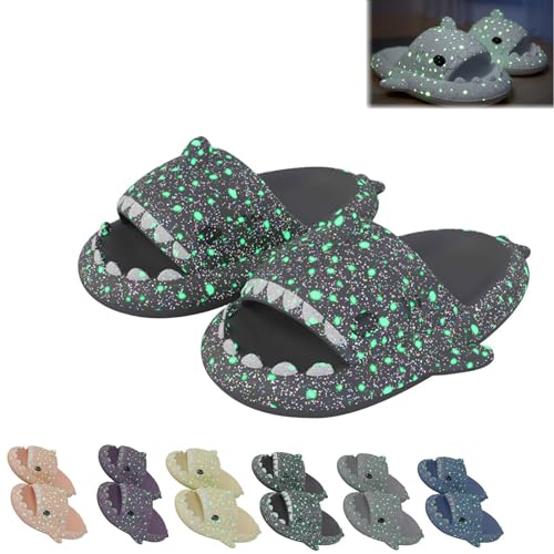 UERSUR Galaxy Shark Slides leuchten im Dunkeln,Shark Slippers Hai Hausschuhe Damen Herren Sommer non-slip and soft (Dunkelgrau, Erwachsene, Damen, 44, Numerisch (von/bis), EU Schuhgrößensystem, 45, M) von UERSUR