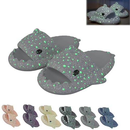 UERSUR Galaxy Shark Slides leuchten im Dunkeln,Shark Slippers Hai Hausschuhe Damen Herren Sommer non-slip and soft (Grau, Erwachsene, Damen, 38, Numerisch (von/bis), EU Schuhgrößensystem, 39, M) von UERSUR
