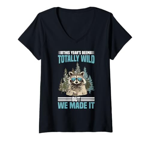Damen This Year's Been Totally Wild But We Made It - T-Shirt mit V-Ausschnitt Damen This Year's Been Totally Wild But We Made It - T-Shirt mit V-Ausschnitt von Überlebensmotivation Zitate