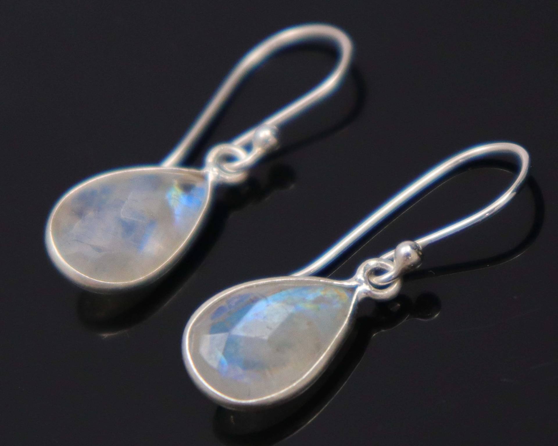 Handgefertigte Birnen Regenbogen Mondstein Ohrringe 925 Sterling Silber von UGJEWELLERS