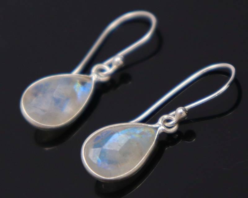Handgefertigte Birnen Regenbogen Mondstein Ohrringe 925 Sterling Silber von UGJEWELLERS