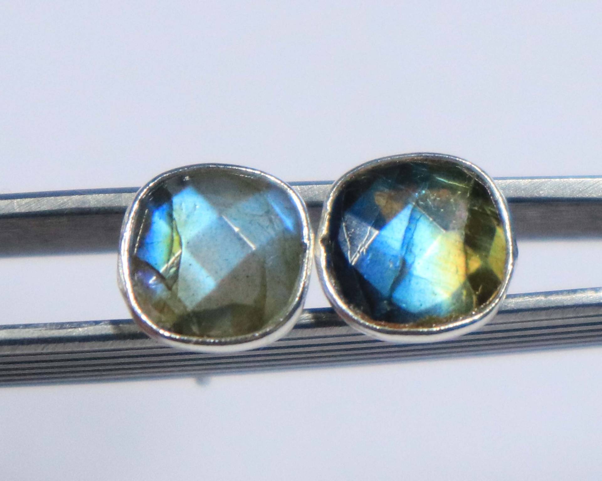 Labradorit Sterling Silber Ohrstecker Handgemachter Schmuck Mit Kissen von UGJEWELLERS