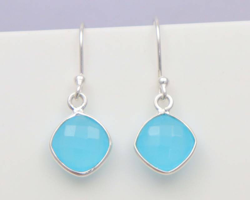 Paraiba Chalcedon Ohrringe Handgefertigte 925 Sterling Silber Schmuckkissen Paraiba Chalcedon Ohrringe Handgefertigte 925 Sterling Silber Schmuckkissen von UGJEWELLERS